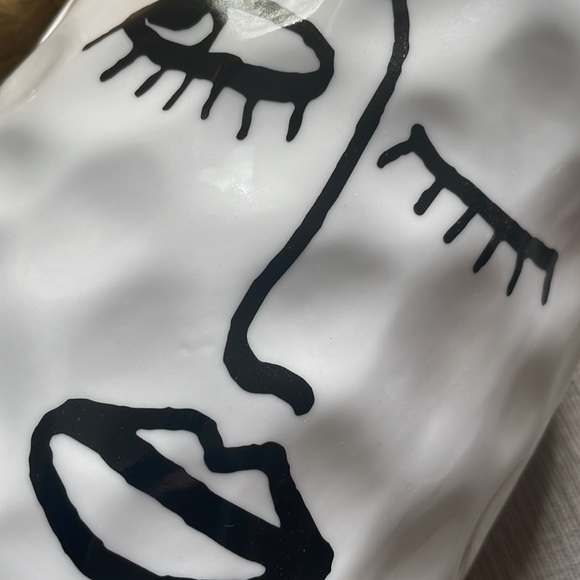 Wink wink Outlined Face Vase NWOT - Picture 7 of 7